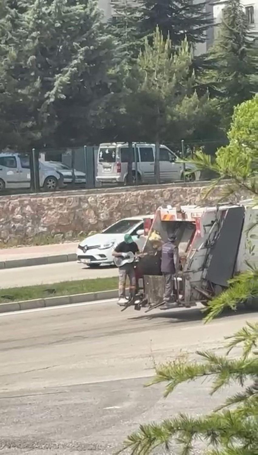 Elazığ’da bir temizlik işçisinin çöpte bulduğu gitarı, çöp arabasının arkasında ’Rock yıldızı’ edasıyla çalması kameralara yansıdı. O anlar, görüntüleri izleyenlerin yüzünde tebessüm oluşturdu.