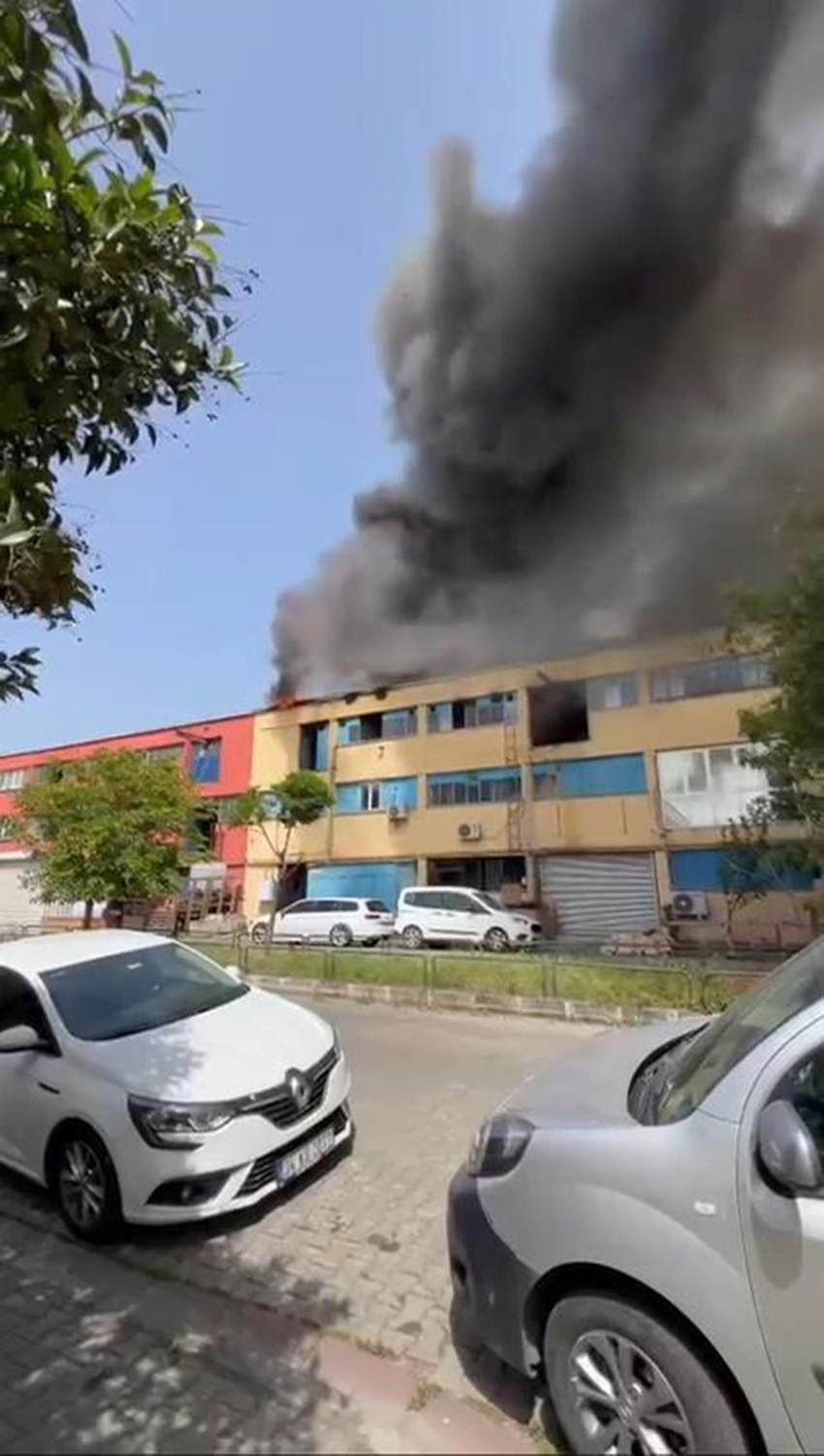 İstanbul Başakşehir'de İSTEKS Sanayi Sitesi'nde yangın çıktı. Yangın ekiplerin müdahalesiyle kontrol altına alındı.