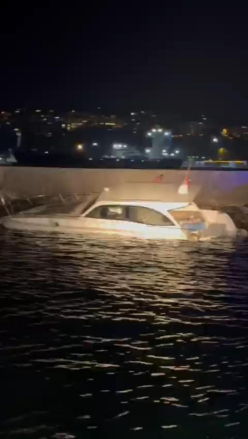 Kadıköy Haydarpaşa'da mendireğe çarparak batmak üzere olan teknedeki 10 kişi, ekipler tarafından kurtarıldı. 