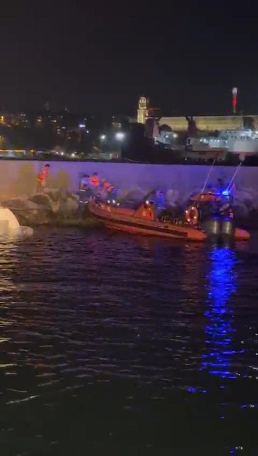 Kadıköy Haydarpaşa'da mendireğe çarparak batmak üzere olan teknedeki 10 kişi, ekipler tarafından kurtarıldı. 