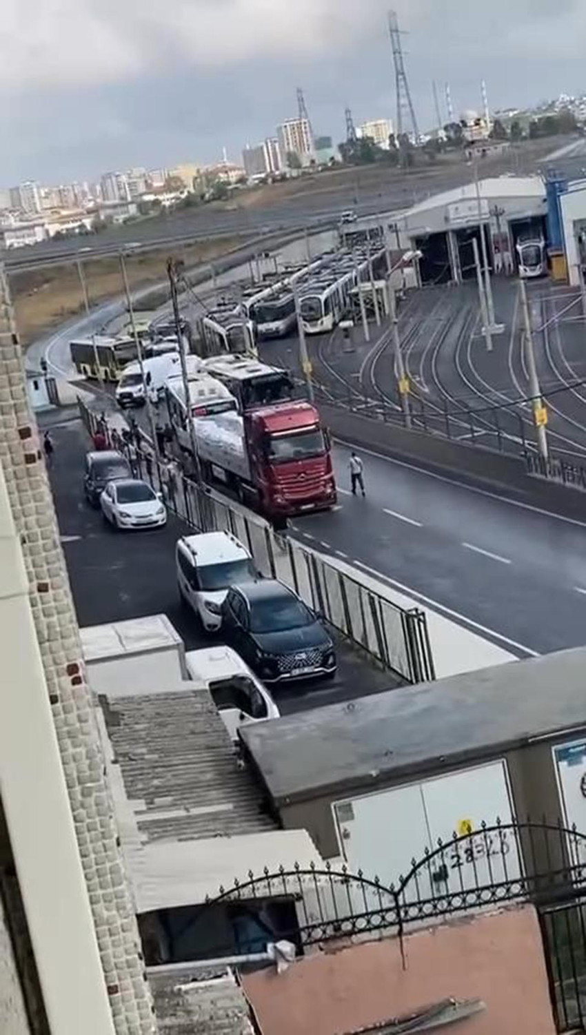 İstanbul Sultangazi'de İETT otobüsü, TIR'a arkadan çarptı. Kazada 8 kişi yaralanırken, otobüsün TIR'a çarptığı anlar kameraya yansıdı.