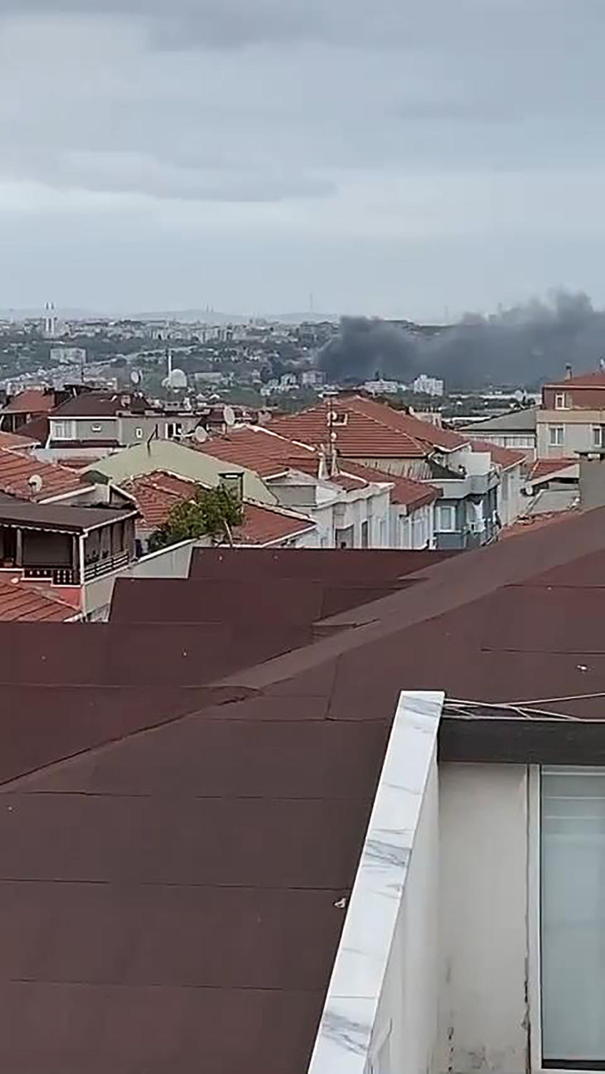 İstanbul'da oto lastikçide yangın! Dumanlar gökyüzünü kapladı - Resim : 1