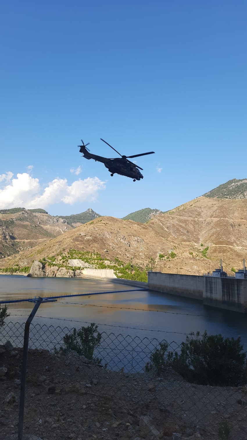 Adana'nın Kozan ilçesinde çıkan orman yangınına müdahale eden helikopter su alırken göle düştü. Mürettebatın yüzerek kurtulduğu bildirildi.