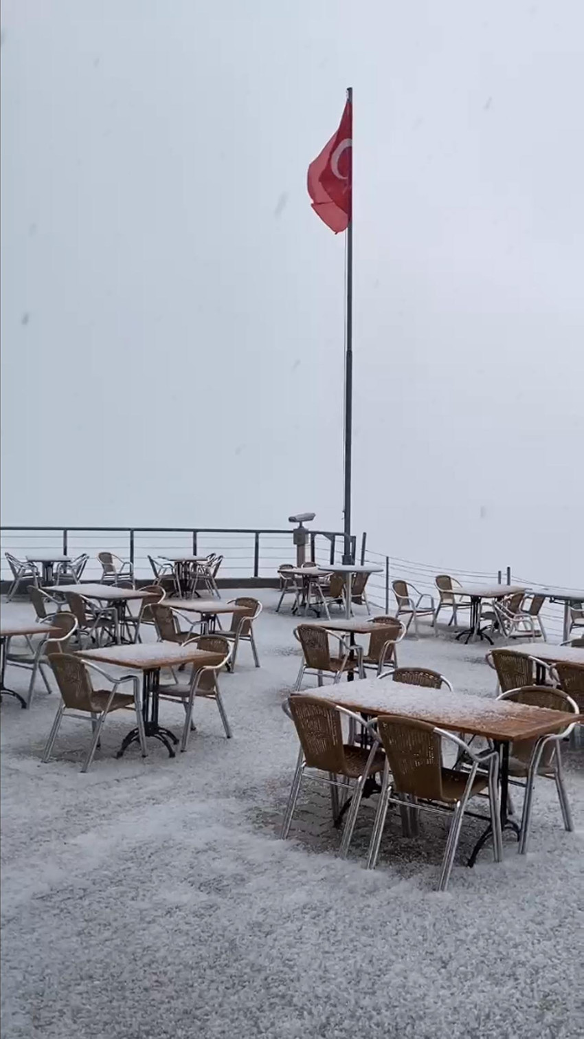 Antalya'nın Kemer ilçesinde hava sıcaklığındaki ani düşüşle birlikte 2 bin 365 metre yükseklikteki Tahtalı Dağı’nın zirvesine kar yağdı.