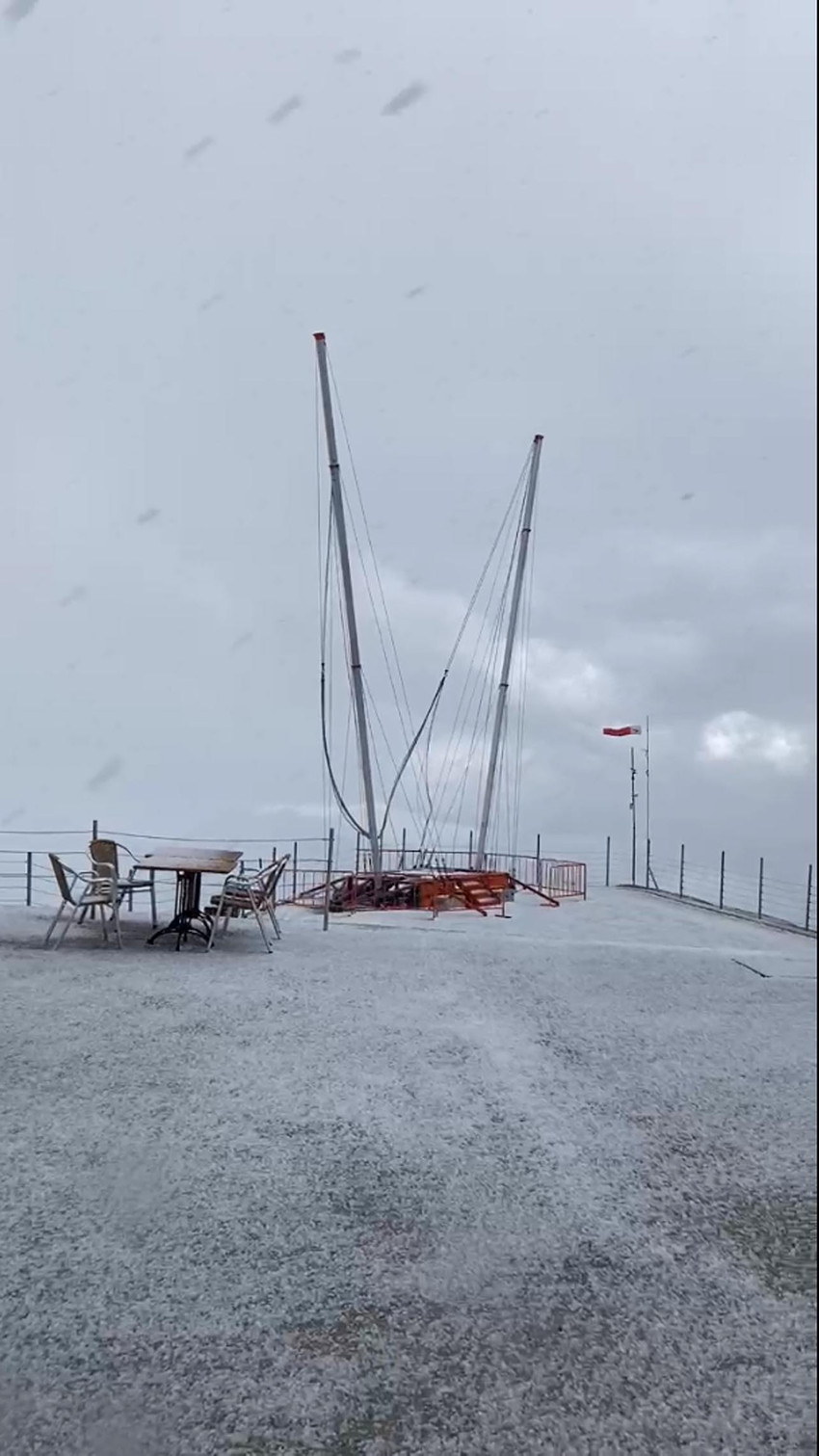 Antalya'nın Kemer ilçesinde hava sıcaklığındaki ani düşüşle birlikte 2 bin 365 metre yükseklikteki Tahtalı Dağı’nın zirvesine kar yağdı.