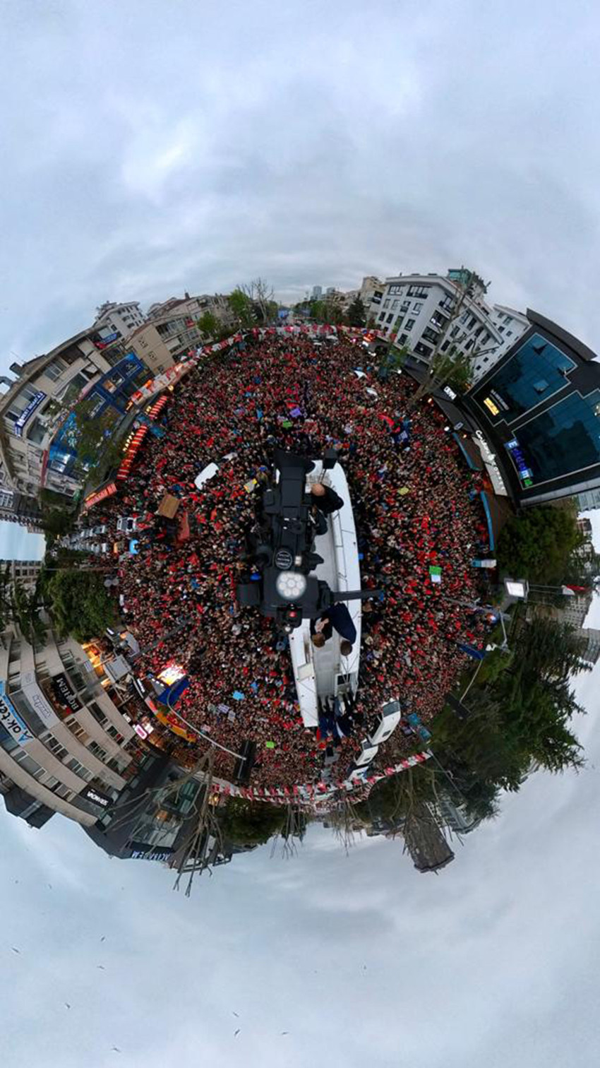 İBB Başkanı ve Millet İttifakı’nın Cumhurbaşkanı Yardımcısı adayı Ekrem İmamoğlu’nun Bağdat Caddesi turu, vatandaşların yoğun ilgisi nedeniyle mitinge dönüştü. Binlerce vatandaş, yaklaşık 2 kilometre boyunca İmamoğlu’nun içinde bulunduğu otobüsü takip etti. 