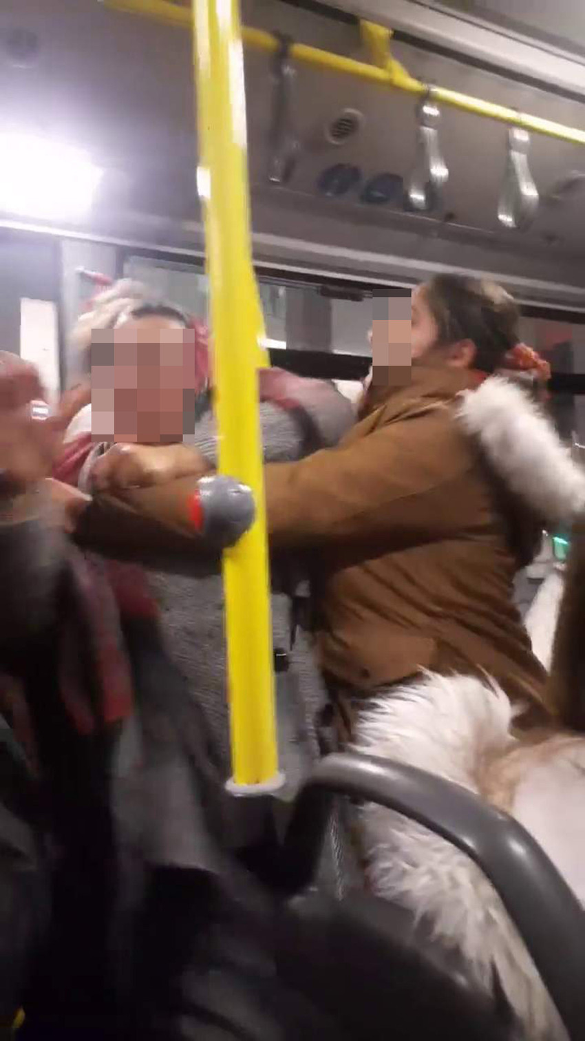 Ankara'da seyir halindeki belediye otobüsünde şoförden daha yavaş gitmesini isteyen kadın yolcuya, başka bir kadın yolcunun 