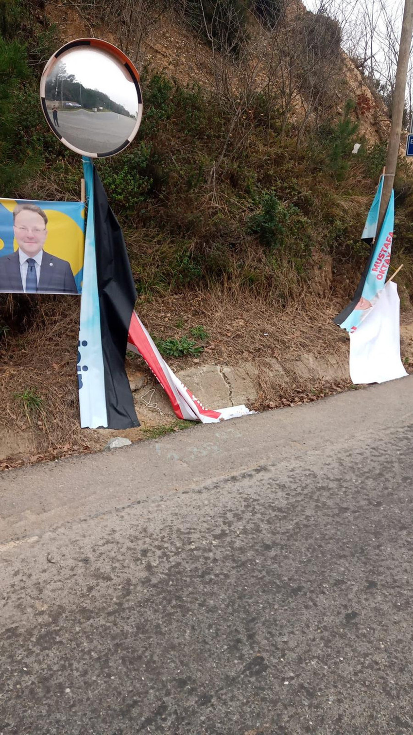 Sarıyer’in neredeyse her bölgesinde İstanbul Büyükşehir Belediye Başkanı Ekrem İmamoğlu ve CHP Sarıyer Belediye Başkan Adayı Mustafa Oktay Aksu’nun pankartlarına kimliği belirsiz kişi ya da kişiler tarafından her gün zarar veriliyor. 