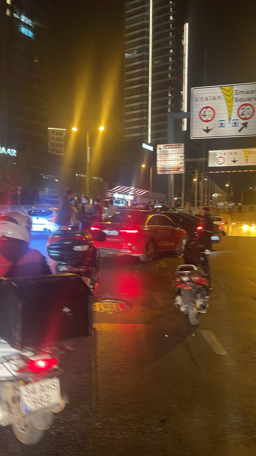 İstanbul Üsküdar'da seyir halindeki motokurye ile yine seyir halinde olan iki otomobildeki şahıslar arasında tartışma yaşandı. Tartışmanın büyümesi sonucu kavgaya dönüşen olayda motokurye bıçaklanarak ağır yaralandı.