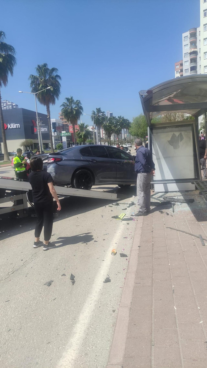 Adana'da otomobilin durakta otobüs bekleyenlere çarpması sonucu 2'si ağır 7 kişi yaralandı. 