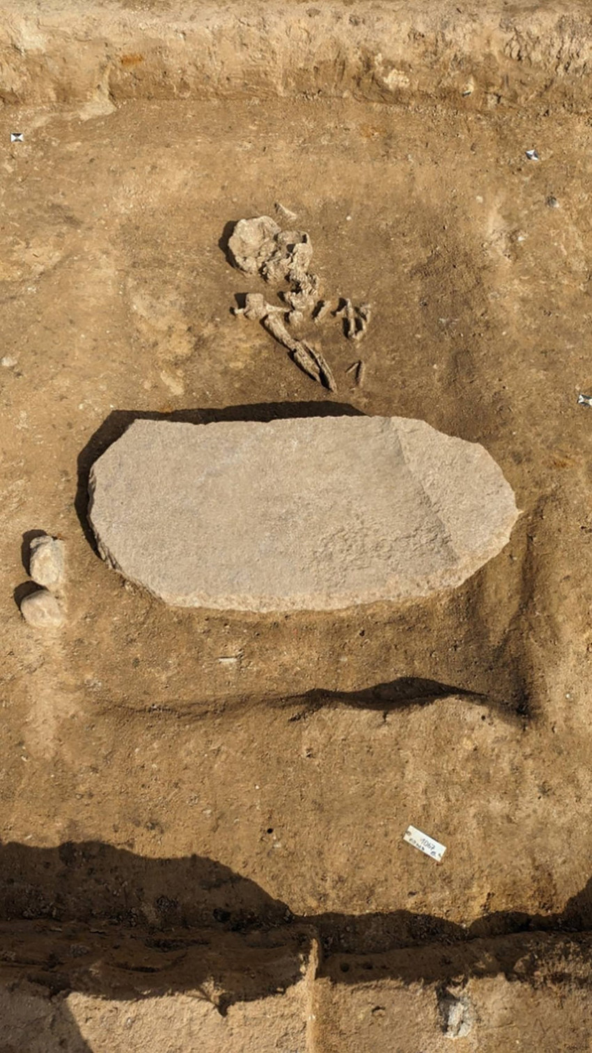 4 bin 200 yıllık zombi mezarı: Cesedin üzerine bırakılan taş... - Resim : 1