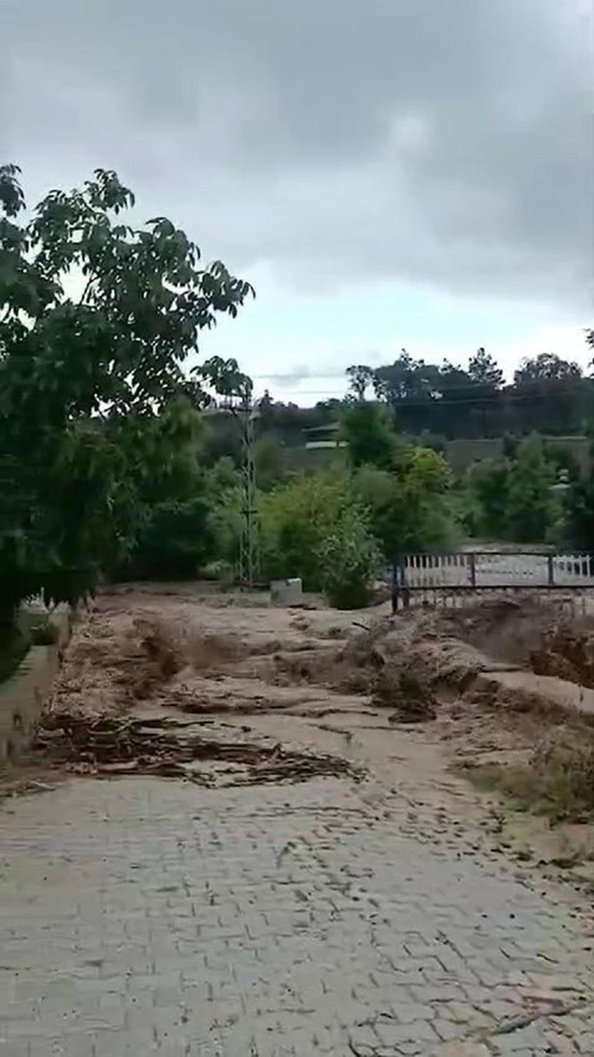 Hatay'ın Antakya ilçesinde yoğun yağışla yollar göle döndü, bazı konteynerleri su bastı. Hatay'ın merkez Antakya ve Defne ilçelerinde sağanak nedeniyle eğitime 1 gün ara verildi.