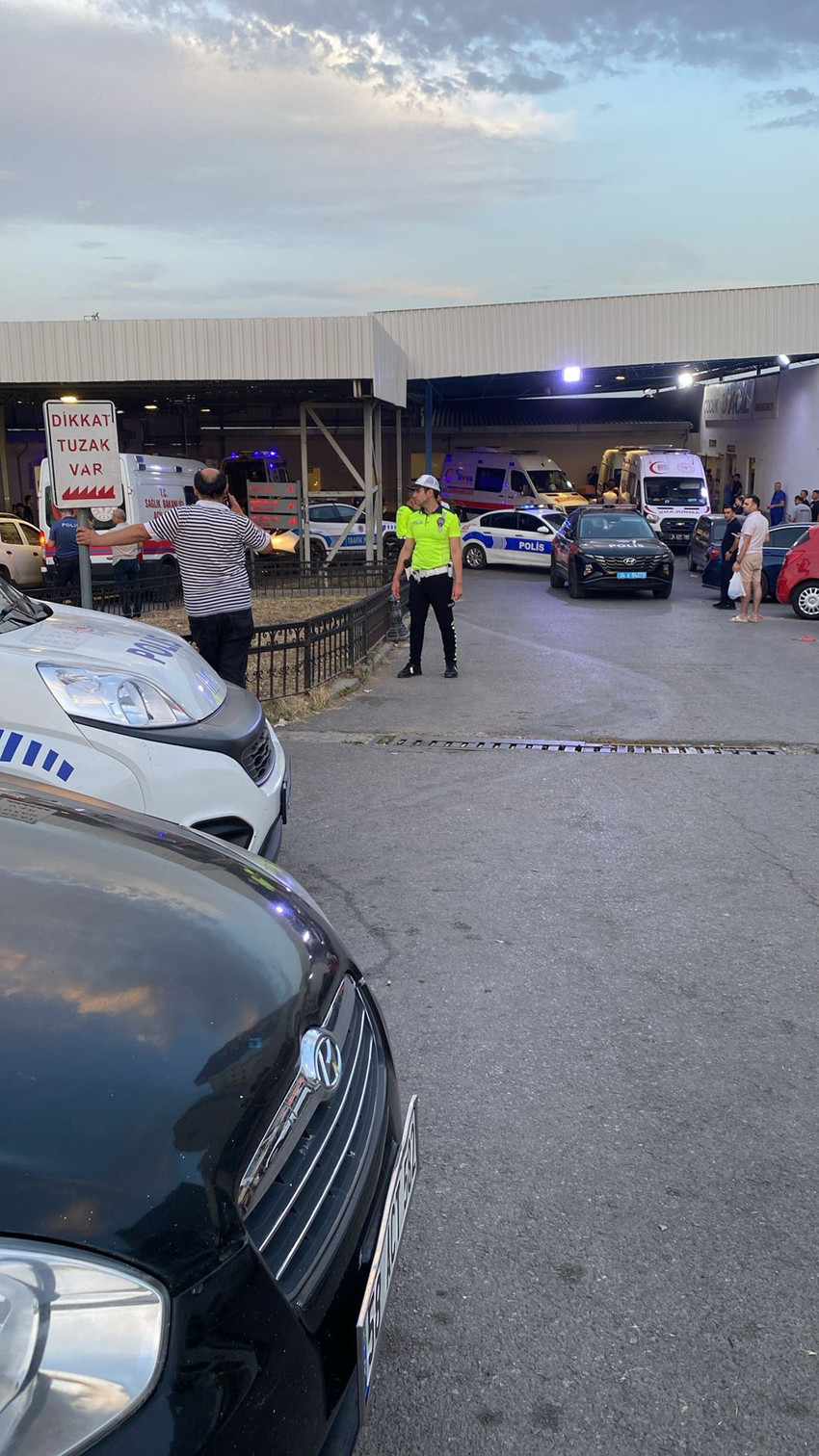 İstanbul Pendik'te bir polis memuru intihar girişiminde bulundu. Ağır yaralanan polis memurunun hayati tehlikesinin devam ettiği öğrenildi. 