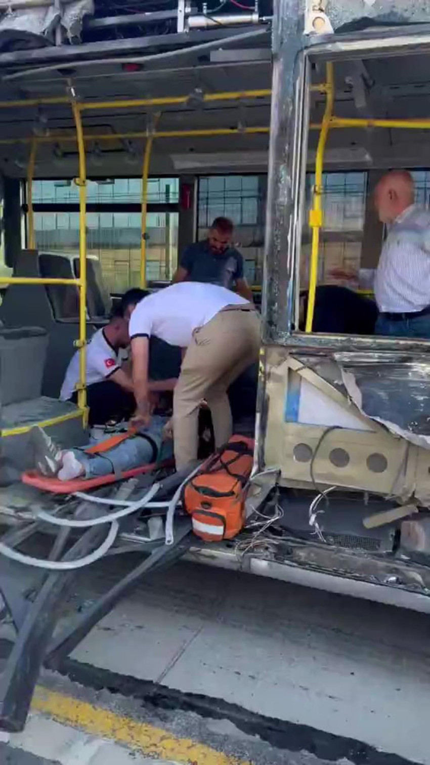 Küçükçekmece Sefaköy'de metrobüs kazası meydana geldi. Kazada 1 kişi hayatını kaybetti, 2'si ağır 50 kişi yaralandı.