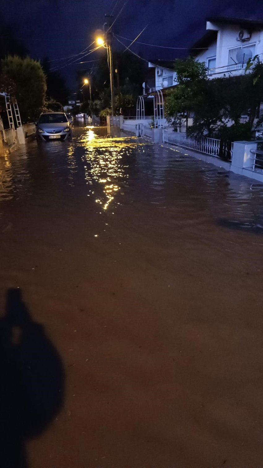 Hatay’da kuvvetli yağış etkisini hissettirmeye devam ediyor. Yağışın etkili olduğu Dörtyol ilçesinde caddeler göle dönerken derelerin debisi arttı.