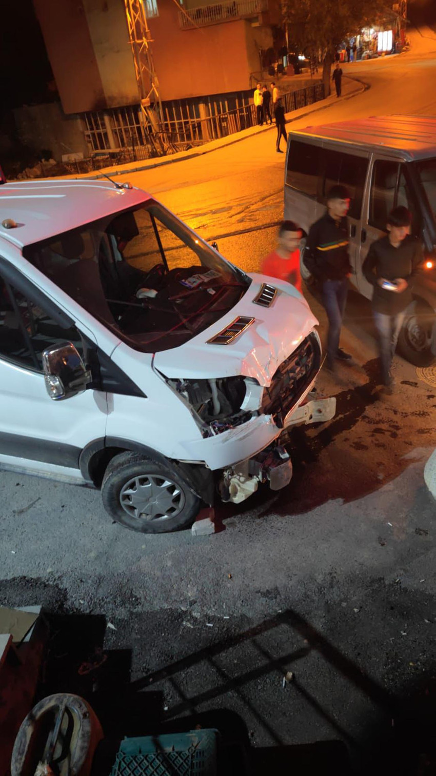 Freni boşalan kamyonetin altında kalmaktan son anda kurtuldu - Resim : 2