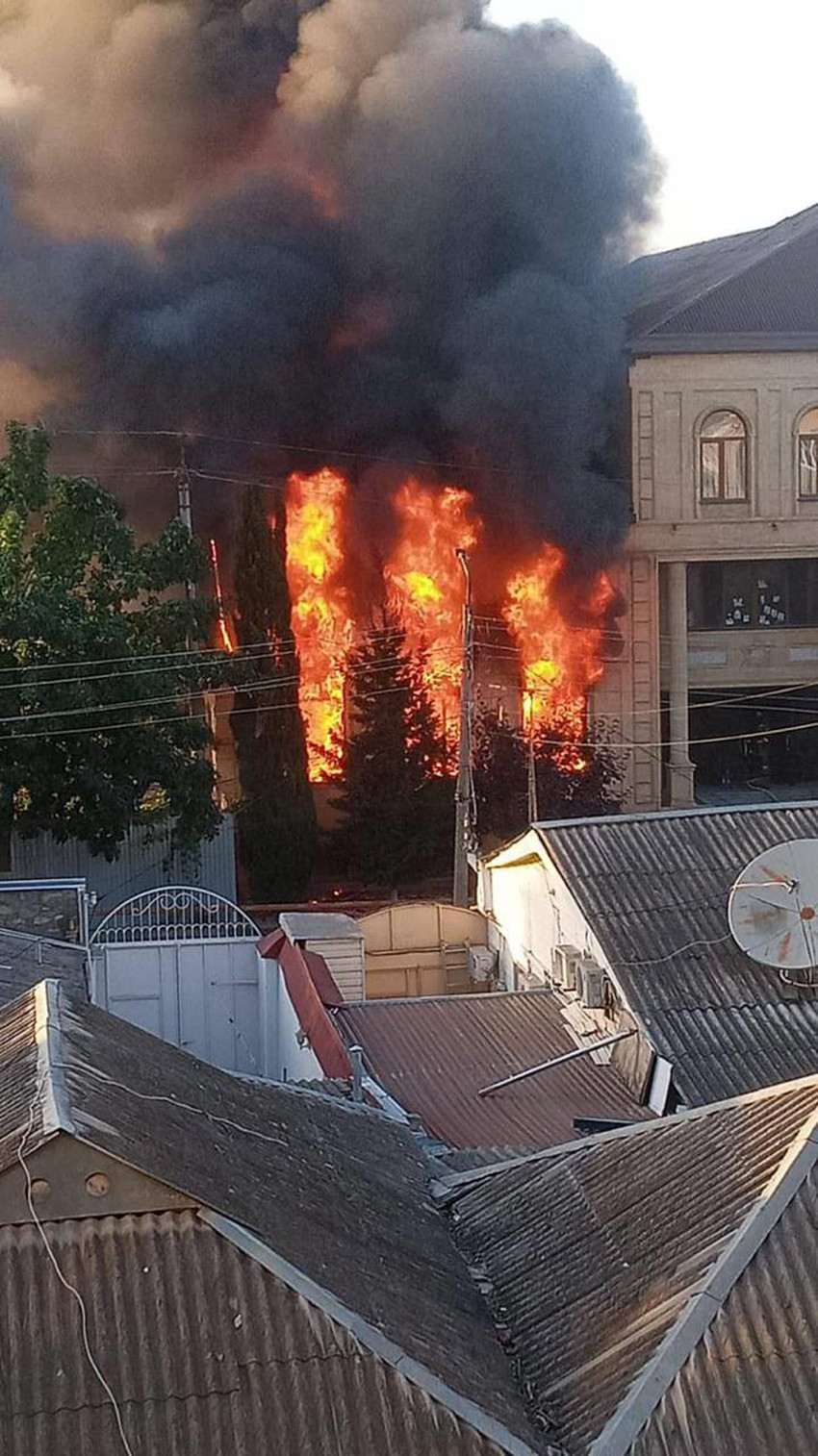 Rusya’ya bağlı Dağıstan’da bir sinagog ve kiliseye düzenlenen saldırıda 1 polis hayatını kaybetti, 1 polis de yaralandı.