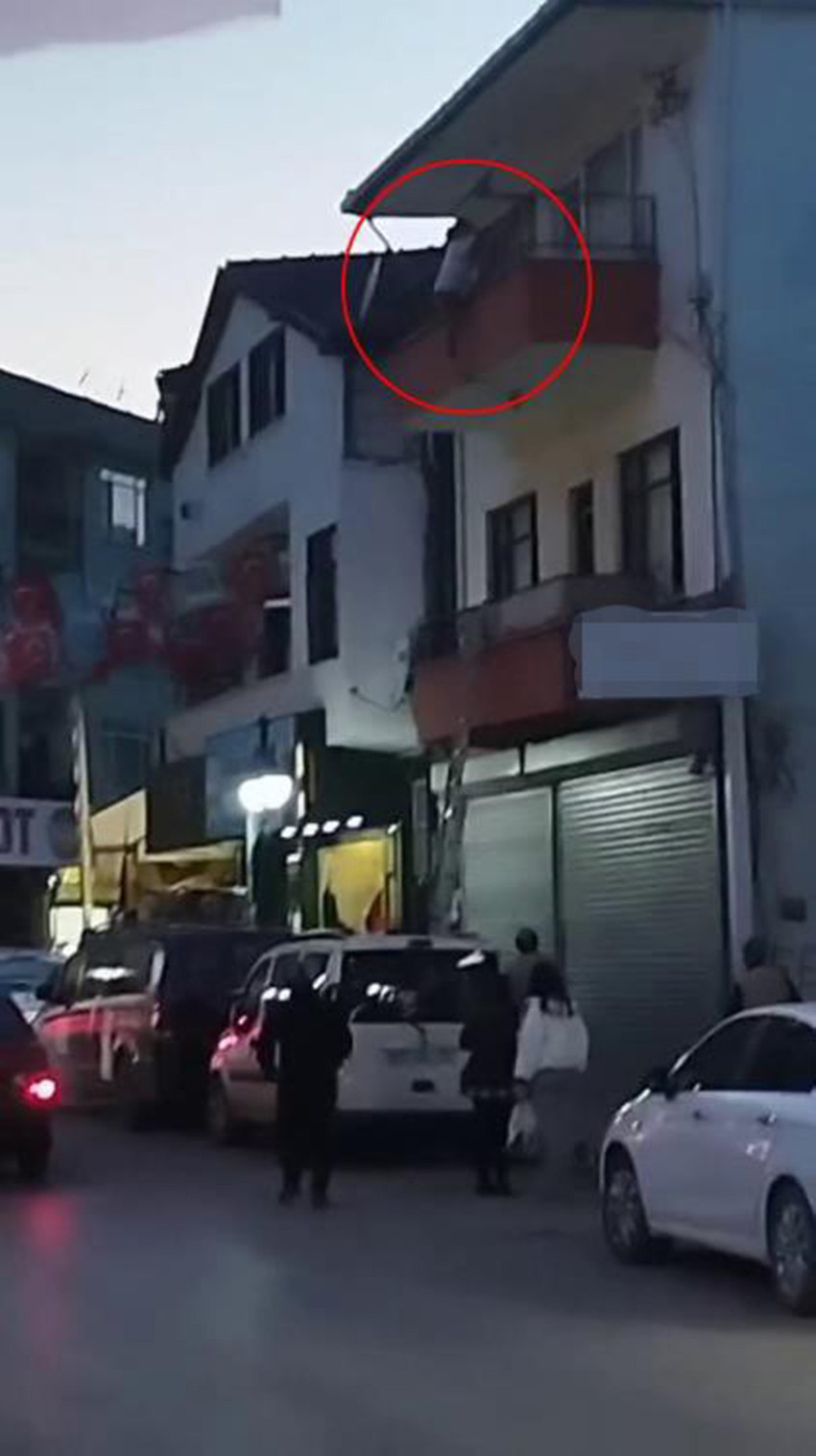 Sakarya’da özel gereksinimli bir kadın, ikinci katın balkonundan düşerek yaralandı. Yaşanan korku dolu anlar saniye saniye cep telefonu kamerasına yansıdı.