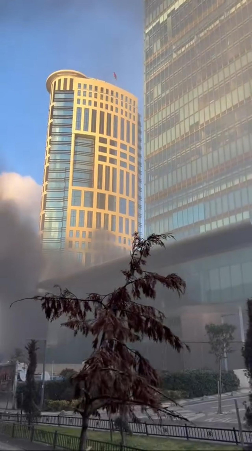 İstanbul Levent'te bir alışveriş merkezinin önündeki güvenlik kulübesinde çıkan yangın paniğe neden oldu. 