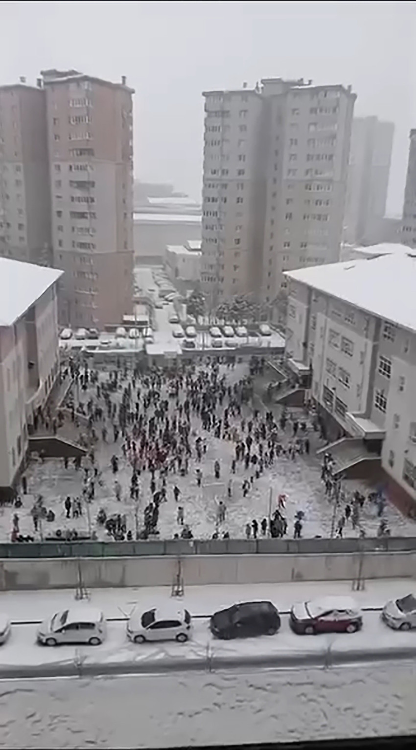 Sibirya soğukları Türkiye genelinde etkili olmaya devam ederken pek çok ilimiz yeni güne de bembeyaz başladı. Olumsuz hava koşulları nedeniyle pek çok ilimizde eğitime 1 gün daha ara verilmişti. Eğitime ara verilen illere İstanbul da eklendi ve İstanbul'un Başakşehir, Esenyurt, Beykoz, Avcılar , Arnavutköy , Sultangazi ve Beylikdüzü ilçelerinde okullar tatil edildi. İşte eğitime ara verilen il ve ilçelerimiz...