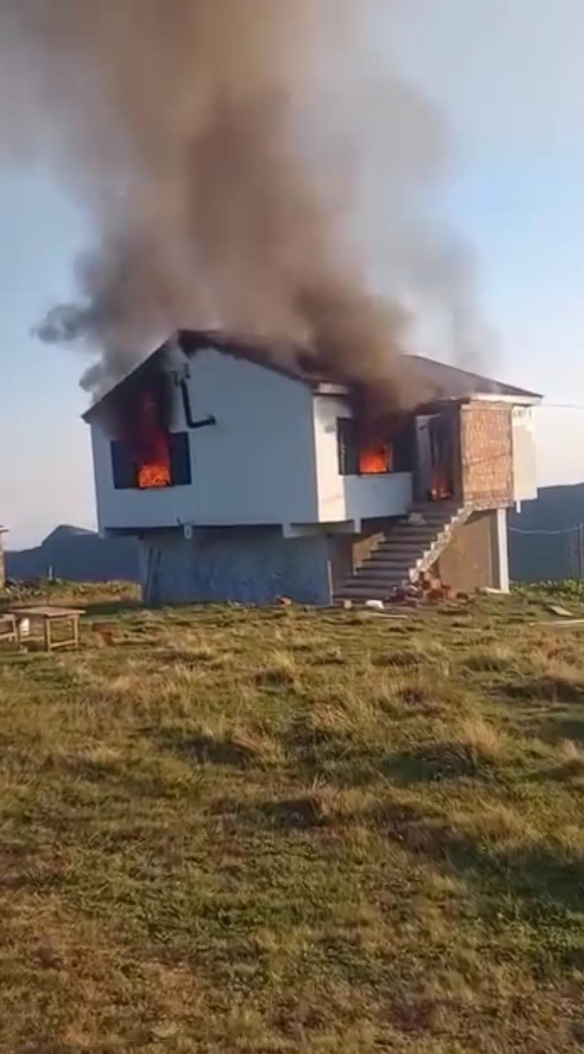 Trabzon'un Araklı ilçesinde bir yayla evinde çıkan yangında 3 kişi yanarak hayatını kaybetti. Olayla ilgili 3 kişi gözaltına alındı. 