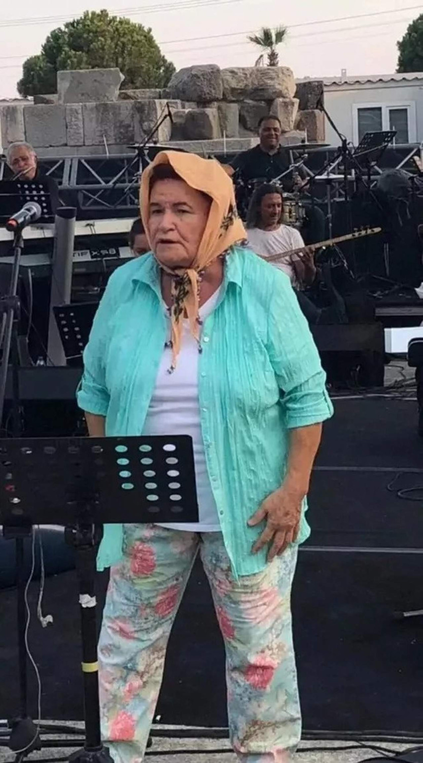 Usta sanatçı Selda Bağcan'ın konser provası için seçtiği kıyafet sosyal medya kullanıcılarının gündemindeydi. Başörtülü haliyle görüntüleri paylaşılan Bağcan, 'Ne var bunda?' dedi.