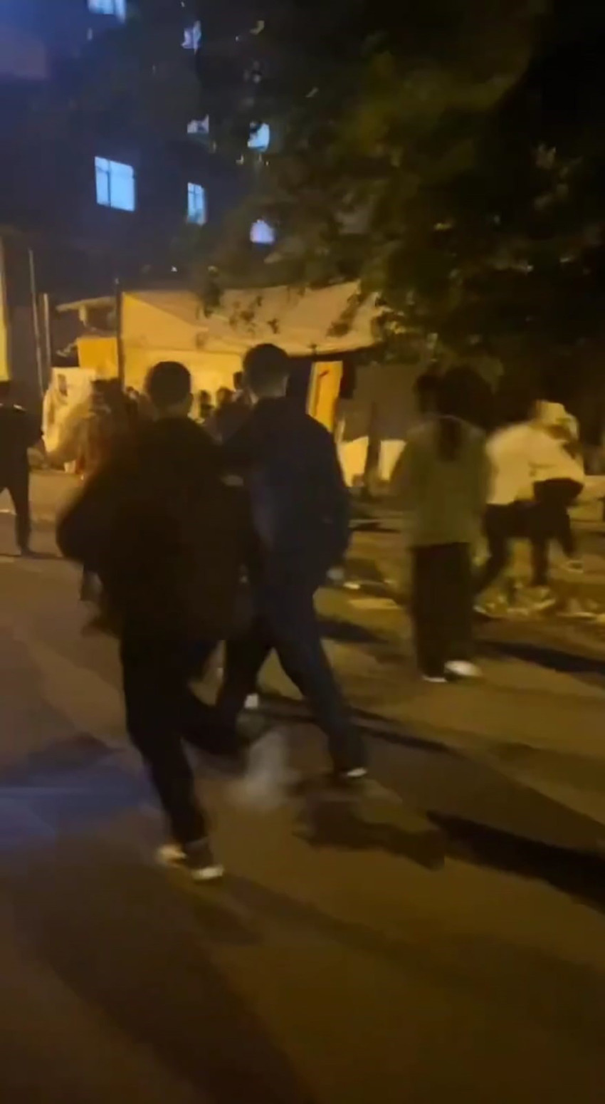 İstanbul Ataşehir'de, polis ekiplerinin düzenlediği uyuşturucu operasyonu sonrası iki grup arasında kavga çıktı. Tekme ve yumrukların konuştuğu kavga kameraya yansıdı. 