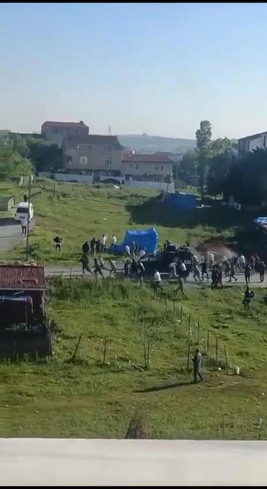 İstanbul Arnavutköy'de kaçak yapıların yıkım işlemi sırasında mahalle sakinleri ile polis arasında arbede yaşandı.