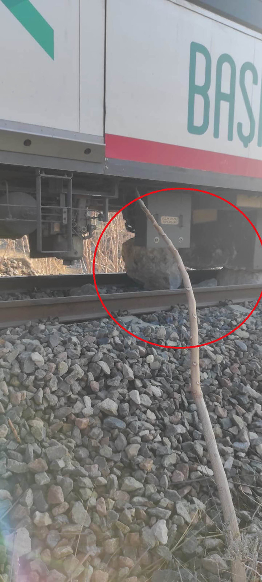 Ankara - Polatlı arasında sefer yapan Başkentray'a ait yolcu treni, raya düşen kayaya çarptı.