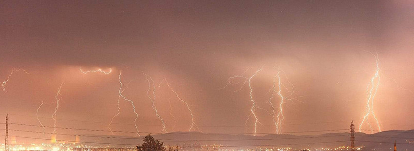 Bursa'da hafta sonu boyunca süren sağanak yağışlar sırasında gece boyunca çakan şimşekleri görüntüleyen bir gökyüzü fotoğrafçısı, sadece 16 dakikada tam 85 şimşeği fotoğraflamayı başardı.