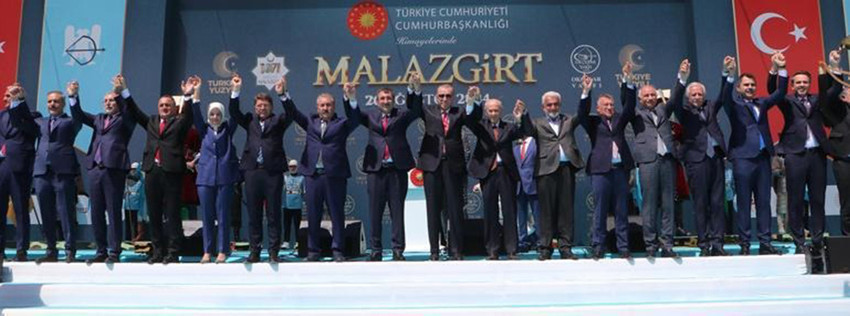 Malazgirt Zaferi'nin 953'üncü yıldönümü nedeni ile Ahlat'ta yapılan törende Cumhurbaşkanı Erdoğan ile MHP lideri Bahçeli'nin kürsüdeki bu görüntüleri gündem oldu.