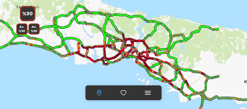 İstanbul'da iş çıkış saatinde trafik yoğunluğu yüzde 90 seviyesine ulaştı. 