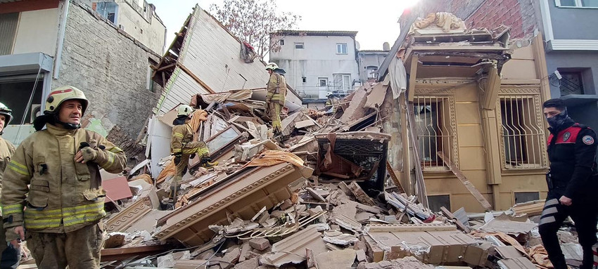İstanbul'da 3 katlı bina çöktü! O anlar kamerada - Resim : 2