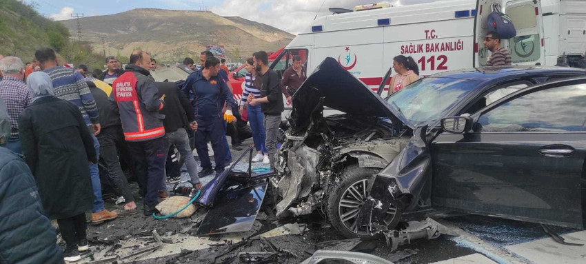 Malatya'da biri Tofaş diğeri BMW marka 2 otomobilin kafa kafaya çarpıştığı kazada 1'i sürücü olmak üzere 3 kişi hayatını kaybetti, 5 kişi de yaralandı.