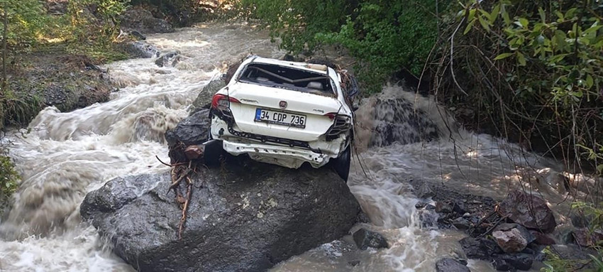 Artvin'de sel felaketi: Otomobil derede metrelerce sürüklendi - Resim : 1