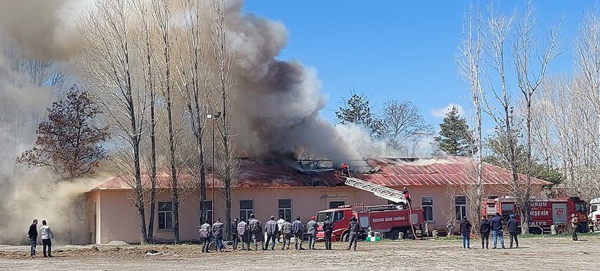 Erzurum Şeker Fabrikası'nda işçilerin kaldığı yatakhanede çıkan yangın paniğe neden oldu.