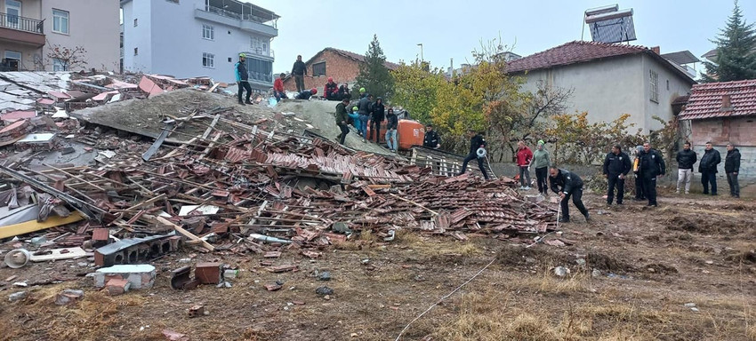 Malatya'da 4 katlı ağır hasarlı bina yıkım sırasında çöktü. İş makinesi operatörü enkaz altında kaldı. 