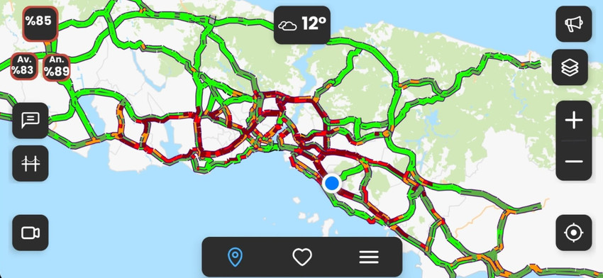 İstanbul'da akşam saatlerinde trafik yoğunluğu yüzde 89'a ulaştı. Yağmurun da etkisiyle birçok noktada trafik durma noktasına geldi. 