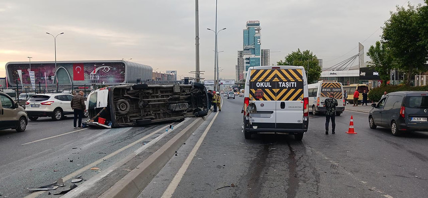 İstanbul Beylikdüzü'nde makas attığı iddia edilen hafif ticari araç kazaya neden oldu. 3 aracın karıştığı kazada 13 kişi yaralandı.