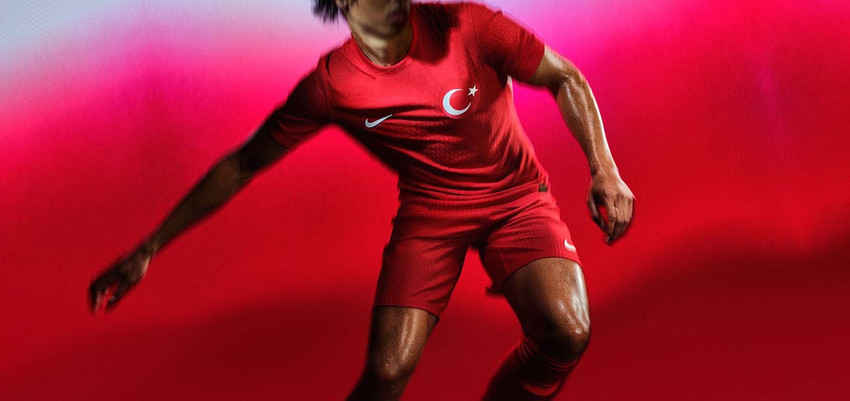 Türkiye Futbol Milli Takımları’nın 2024 yılında giyeceği formalar resmen tanıtıldı. Formalar 21 Mart itibariyle satışa sunulacak. 