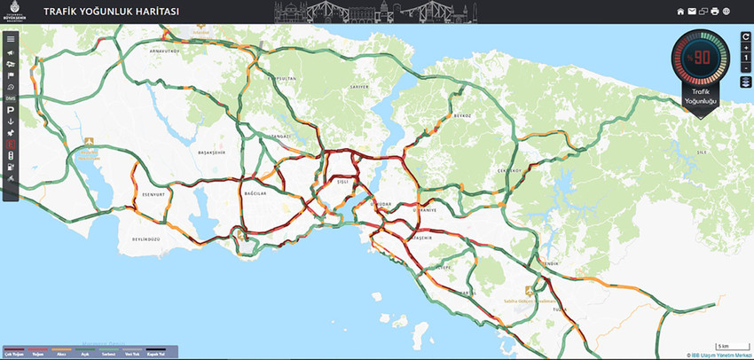 İstanbul'da kar yağışının etkisini artırmasıyla birlikte trafik yoğunluğu yüzde 90'a ulaştı. Birçok ana arterde trafik durma noktasına geldi.