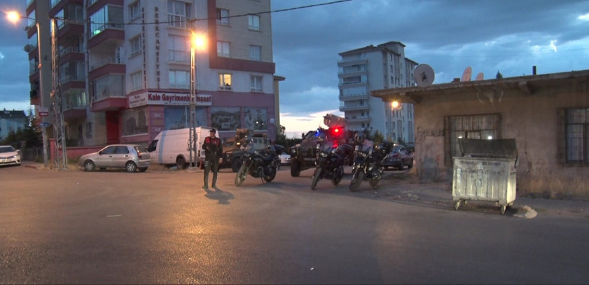 Ankara'nın Yenimahalle ilçesinde husumetlisi tarafından başından silahla vurulan kişi hayatını kaybetti.