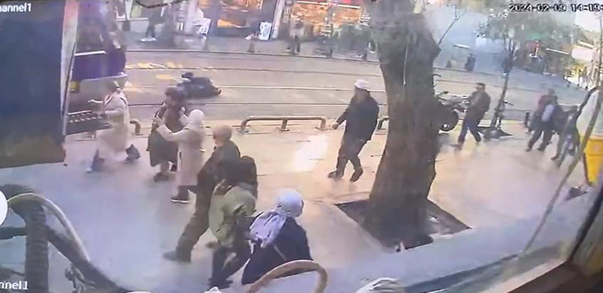 İstanbul Sultanahmet'te tramvayın çarptığı bir kişi yaralandı. Kaza nedeniyle seferlerde aksama meydana geldi.