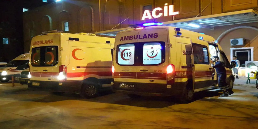 Mardin'in Kızıltepe ilçesinde iki aile arasında başlayan daha sonra kırsal Ekinlik Mahallesi'ne sıçrayan taşlı, sopalı ve silahlı kavgada 1'i ağır 17 kişi yaralandı. 9 kişi gözaltına alındı.