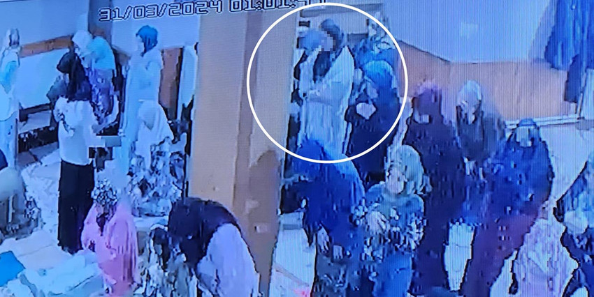 Samsun'da imamın çöpe attığı eski cübbeyi giyip başörtü de takarak camide kadınları arasına girerek namaz kılıp tacizde bulunduğu iddia edilen zanlı kameralara yakalandı.