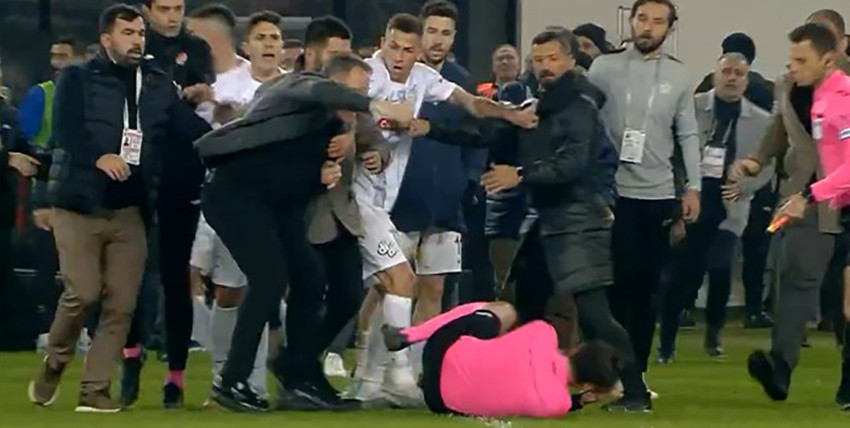 Ankaragücü-Çaykur Rizespor maçı sonrası hakem Halil Umut Meler'e saldırı! - Resim : 1