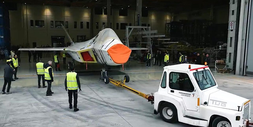 Türk Havacılık ve Uzay Sanayii (TUSAŞ), Milli Muharip Uçak KAAN'ın ilk uçuşunun yıl dönümünü sosyal medya hesabından yaptığı paylaşımla kutladı. TUSAŞ, "Bir milletin azmi gökyüzüyle buluştu" mesajıyla KAAN’ın iki prototipini aynı karede paylaştı.