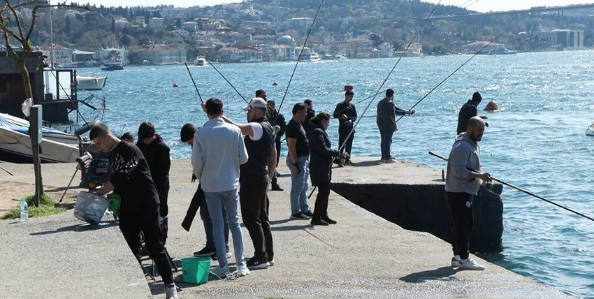 İstanbul'da hava sıcaklıklarının 19 dereceye y&uuml;kselmesiyle birlikte vatandaşlar park ve sahillere akın etti. Hafta sonu tatilini g&uuml;neşli havayla birleştirmek isteyenlerin adresi &ouml;zellikle &Uuml;sk&uuml;dar Kandilli Sahili oldu. Kimi piknik yaptı, kimi amat&ouml;r balık&ccedil;ılıkla uğraştı, kimi ise sadece Boğaz havası aldı. 