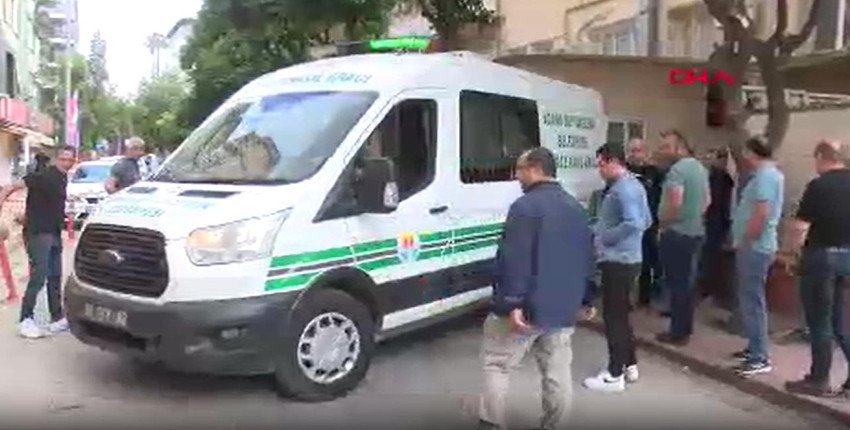 Adana'da 12 yaşındaki çocuğunu kursa bıraktıktan sonra 7 yaşındaki çocuğuyla eve dönmek isteyen bir kadın, maganda kurşunuyla çocuğunun gözleri önünde son nefesini verdi.