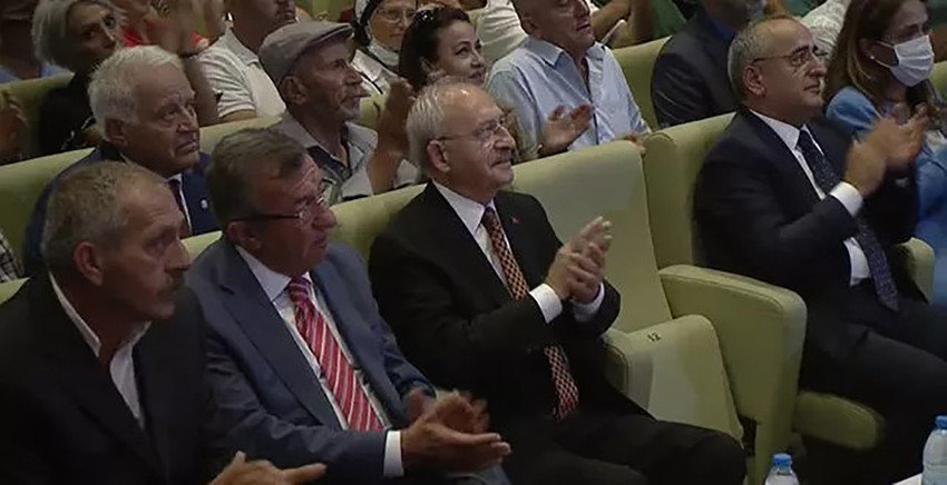 Kemal Kılıçdaroğlu'na ''14. cumhurbaşkanımız'' dedi, salonda alkış koptu - Resim : 1